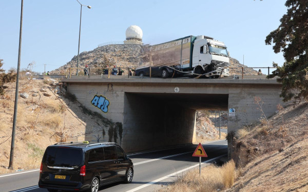 Φρίκη στην Κρήτη: Φορτηγό έπεσε σε άνθρωπο στη ΛΕΑ του ΒΟΑΚ και τον σκότωσε - Αγρότης που σταμάτησε να βοηθήσει μεταφέρθηκε σε σοκ στο νοσοκομείο (βίντεο)