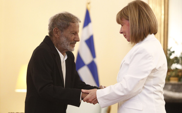 Το παράσημο του Ανώτερου Ταξιάρχη του Τάγματος της Τιμής στον Σταύρο Ξαρχάκο