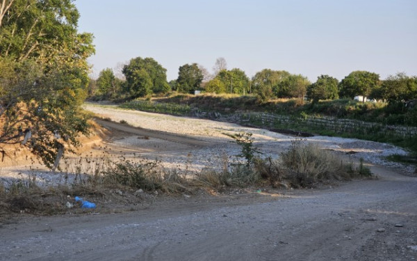 Τρίκαλα: Ο Πηνειός στέρεψε και οι κάτοικοι τον χρησιμοποιούν για δρόμο (φωτ.)