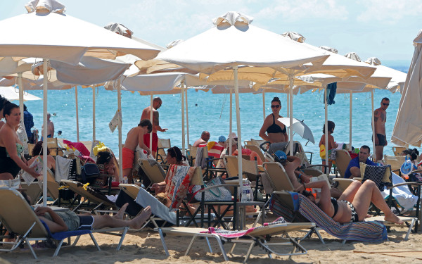 Χαλκιδική: «Στεγνώνει» από νερό, πνίγεται στα σκουπίδια, λόγω υπερτουρισμού