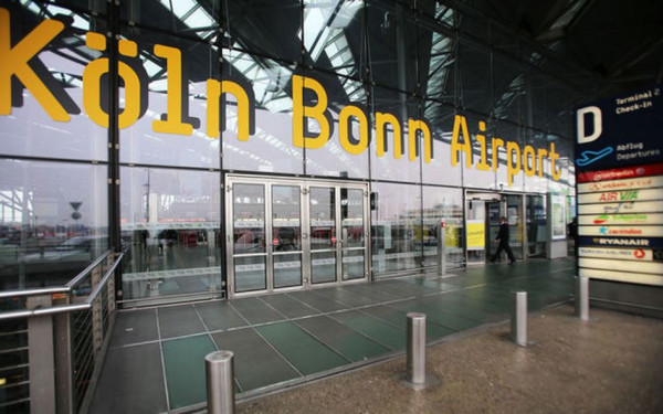 Χάος στο αεροδρόμιο της Κολωνίας: Καθιστική διαμαρτυρία ακτιβιστών καθήλωσε όλες οι πτήσεις (βίντεο)