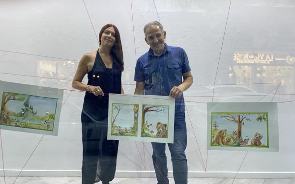 Θεσσαλονίκη: Εικόνες του παιδικού βιβλίου «Κόκκινη κλωστή δεμένη» στις Βιτρίνες Τέχνης του ΟΤΕ