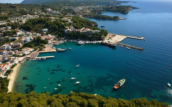 Αλόννησος: Σκάφος αναψυχής ημιβυθίστηκε μέσα στο λιμάνι - Κολυμπώντας βγήκαν οι οκτώ επιβάτες