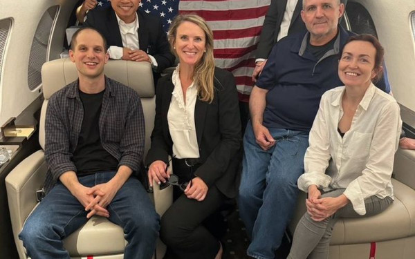 Επέστρεψαν στις ΗΠΑ οι κρατούμενοι που ανταλλάχθηκαν με τη Ρωσία - Τους υποδέχθηκαν ο Μπάιντεν και η Κάμαλα Χάρις (βίντεο. φωτ.)