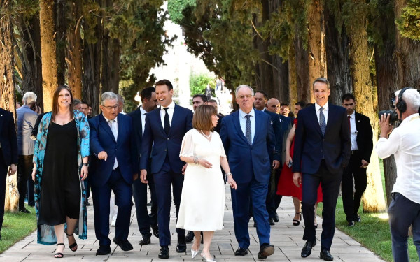 Οι παρουσίες και τα «πηγαδάκια» στη δεξίωση για τα 50 χρόνια από την αποκατάσταση της Δημοκρατίας (φωτ.)