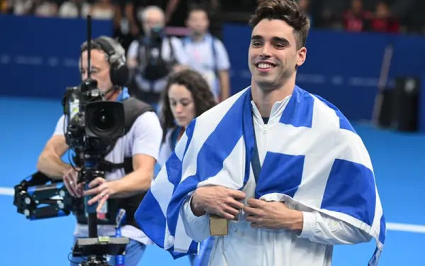 Ολυμπιακοί Αγώνες: Αποθέωση για τον Απόστολο Χρήστου με πυρσούς και κομφετί στο Ολυμπιακό Χωριό (βίντεο)