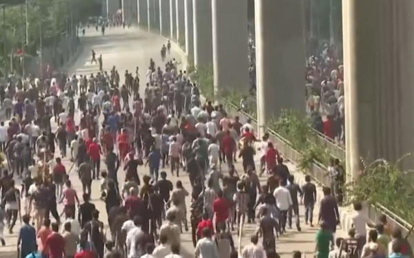 Διαδηλωτές πανηγυρίζουν στα κρεβάτια της πρωθυπουργικής κατοικίας στο Μπανγκλαντές (βίντεο)