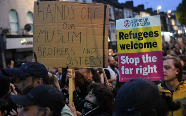 «Στοπ στην άκρα δεξιά» - Χιλιάδες διαδηλωτές στη Βρετανία είπαν «όχι» στον ρατσισμό και την ισλαμοφοβία (βίντεο)