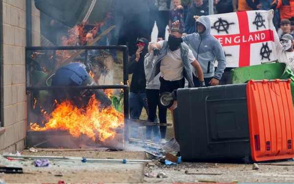 Ταραχές στη Βρετανία: Η κυβέρνηση κινητοποιεί αστυνομικούς και εξασφαλίζει διαθέσιμες θέσεις στις φυλακές