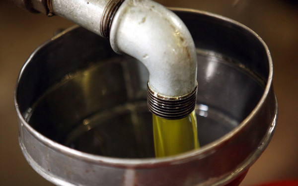 Ελαιόλαδο: Άρχισε η μείωση τιμής και στο «ράφι»