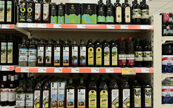 Ελαιόλαδο: Από 4,5 ευρώ στο χωράφι, στα 15 ευρώ στο ράφι των σούπερ μάρκετ - Το «δρομολόγιο» της ακρίβειας (βίντεο)