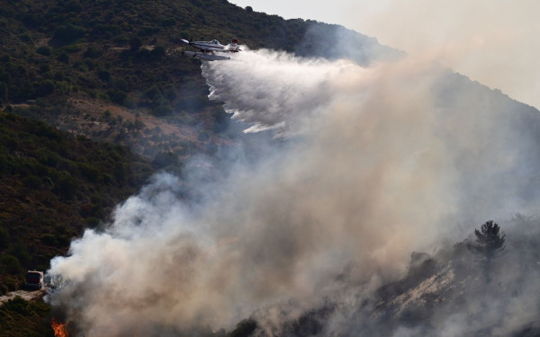 Εύβοια: Καλύτερη η εικόνα της φωτιάς - Μάχη με διάσπαρτες εστίες και αναζωπυρώσεις, δεν υπάρχει ενιαίο ενεργό μέτωπο (βίντεο, φωτ.)