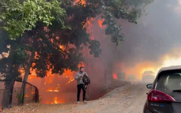 Κάηκαν σπίτια από τη φωτιά στο Σαν Μπερναντίνο της Καλιφόρνια - «Κόλαση» και στο Σακραμέντο (βίντεο)