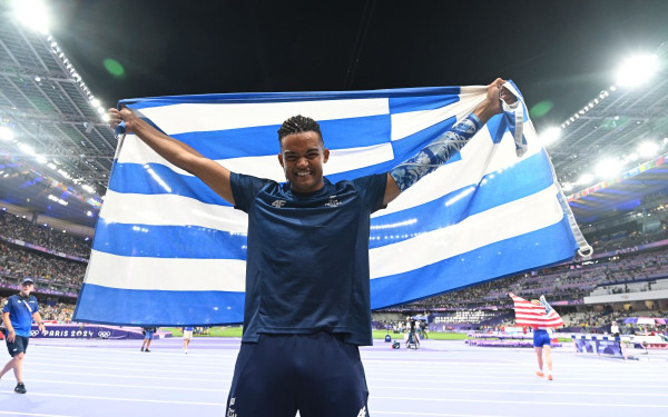 Αποθέωση στο Ολυμπιακό Χωριό για τον Μανόλο: «Πρώτη φορά κλαίω από χαρά» - Η σφιχτή αγκαλιά με τον Πετρούνια (βίντεο)