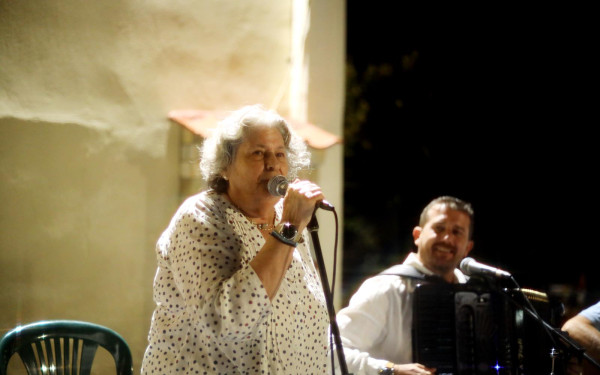 Ωραιόκαστρο: Με ρεμπέτικα και λαϊκά τραγούδια η Μαριώ «ξεσήκωσε» τη Ν. Φιλαδέλφεια