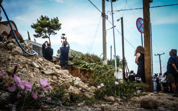 Δίκη για το Μάτι: «Φώναζα τα ονόματά τους αλλά δεν απαντούσε κανείς!» - Η συγκλονιστική κατάθεση της γυναίκας που έχασε σύζυγο και δύο παιδιά