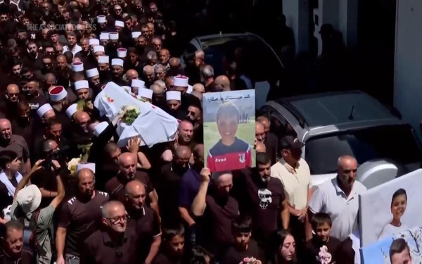 Υψίπεδα του Γκολάν: Εκατοντάδες Δρούζοι συγκεντρώθηκαν για την κηδεία του 12ου θύματος της επίθεσης (βίντεο)