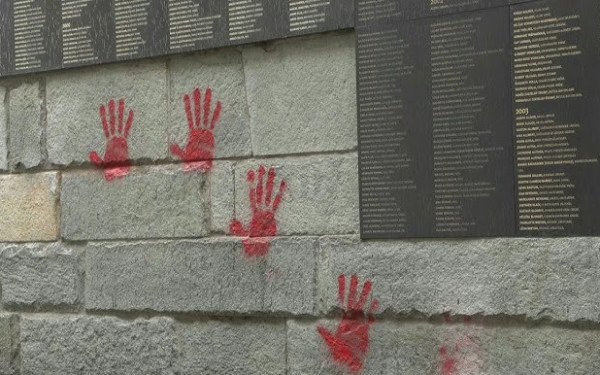 Ένας Βούλγαρος που κατηγορείται ότι βανδάλισε το Μνημείο του Ολοκαυτώματος στο Παρίσι λέει ότι «ήταν μεθυσμένος»