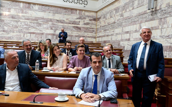 Κόντρα στη Βουλή για το πόρισμα των παρακολουθήσεων: Σύγκρουση Μπούρα με Κωνσταντοπούλου - Δείτε LIVE τη συζήτηση