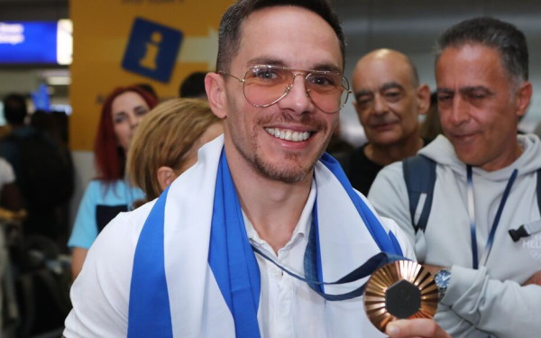 «Περήφανος και τρισευτυχισμένος» επέστρεψε στην Ελλάδα ο Πετρούνιας (βίντεο)