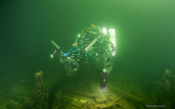 Πολωνοί δύτες εξερευνούσαν τον βυθό και βρήκαν ναυάγιο 170 ετών με... σαμπάνιες, πορσελάνες και φιάλες μεταλλικού νερού (φωτ.)