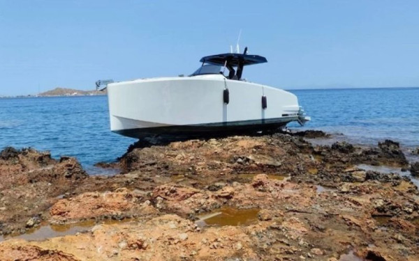 Πάρος: Σκάφος βγήκε στην... στεριά και προσάραξε στα βράχια (φωτ.)