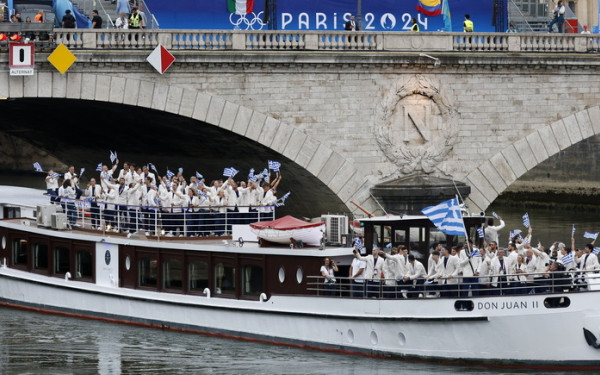 Ολυμπιακοί Αγώνες: Το καραβάκι με την ελληνική σημαία άνοιξε και επίσημα την αυλαία - Ιστορική στιγμή για Ντρισμπιώτη και Αντετοκούνμπο (βίντεο)