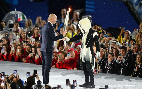 Ολυμπιακοί Αγώνες: Ένας κορυφαίος παρκουρίστας αποκάλυψε «κατά λάθος» την ταυτότητα του μασκοφόρου στην τελετή έναρξης