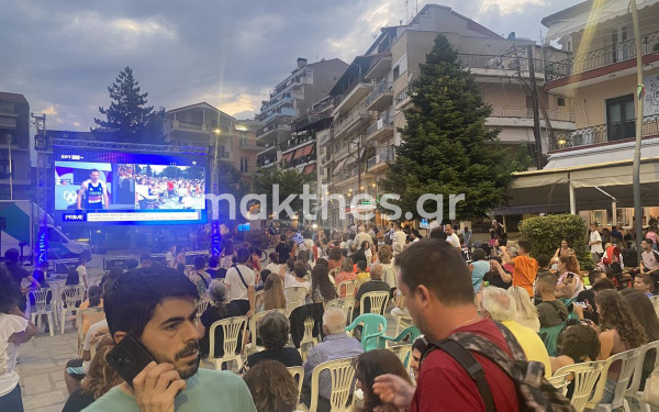 Γιγαντοοθόνη στα Γρεβενά για τον αγώνα του Τεντόγλου - Σηκώθηκε στο πόδι η πλατεία στο πρώτο άλμα του (βίντεο, φωτ.)