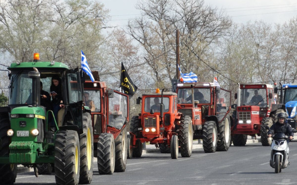 Αγρότες: Κλιμακώνουν τις κινητοποιήσεις και προανήγγειλαν τρίωρους αποκλεισμούς δρόμων