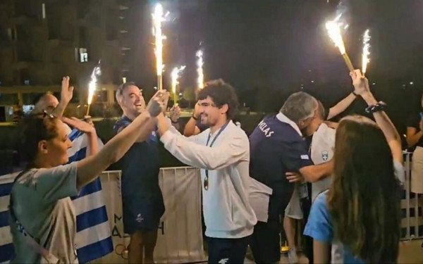 Ολυμπιακοί Αγώνες 2024: Αποθεώθηκε στο Ολυμπιακό Χωριό ο Τσελίδης - Αγκαλιές και πυρσοί για τον «χάλκινο» τζουντόκα (βίντεο)