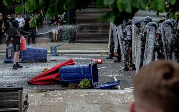 Βρετανία:  Κλιμακώνεται η ακροδεξιά βία - Διαδηλωτές κατέστρεψαν ξενοδοχείο, εκτόξευσαν καρέκλες σε εστιατόριο (βίντεο, φωτ.)