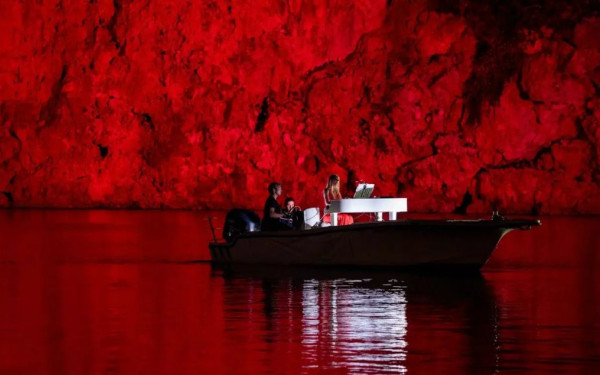 Έλενα Ξυδιά: Απίθανη συναυλία από την «ιπτάμενη πιανίστρια» μέσα στη λίμνη του Αγίου Νικολάου (βίντεο)