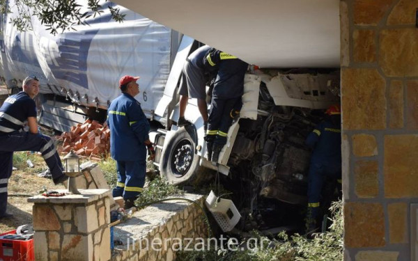 Τροχαίο ατύχημα στη Ζάκυνθο: Φορτηγό έπεσε σε σπίτι - Δύο τραυματίες (βίντεο)