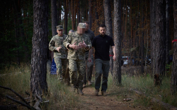 Ουκρανία: Επίσκεψη Ζελένσκι στην πρώτη γραμμή του μετώπου στο Χάρκοβο (φωτ.)
