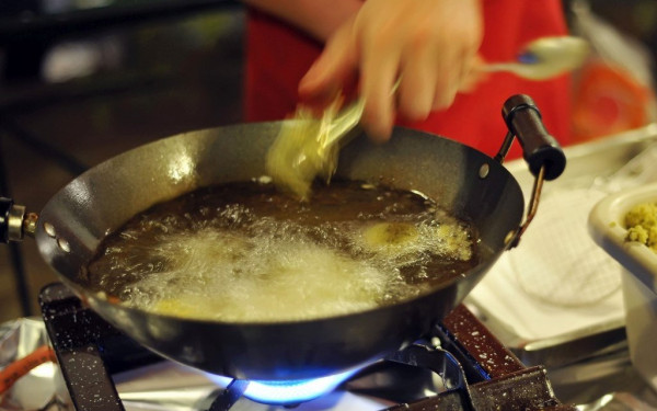 Με φριτέζες και πολυμάγειρες θα βγάλουν τον χειμώνα οι Βρετανοί