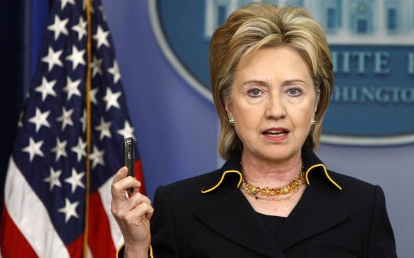 Υπόθεση Έπστιν: Η Χίλαρι Κλίντον κατηγορεί τον Τραμπ ότι «ενορχήστρωσε επιχείρηση συγκάλυψης»