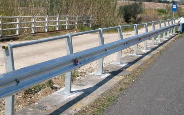 Εργασίες τοποθέτησης στηθαίων ασφαλείας στην Εθνική Οδό Θεσσαλονίκης- Νέων Μουδανιών