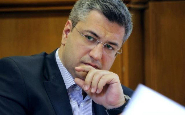 Τζιτζικώστας: Δίνει το μισό μισθό του για τη μάχη ενάντια στον κορονοϊό