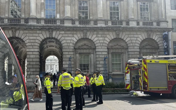 Tέθηκε υπό έλεγχο η πυρκαγιά στο κέντρο τέχνης του Λονδίνου - Δεν επηρεάστηκαν τα έργα