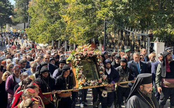 Με λαμπρότητα και συγκίνηση κορυφώθηκαν οι λατρευτικές εκδήλωσης στην Παναγία Σουμελά στο Βέρμιο (βίντεο, φωτ.)