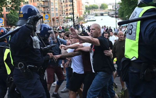 Βρετανία: Ξεπέρασαν τις 1.000 οι συλλήψεις για τις ταραχές - Δίκες εξπρές με βαριές ποινές για τους συλληφθέντες
