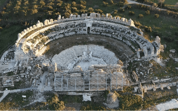 ΥΠΠΟ: Αποκαθίσταται το σκηνικό οικοδόμημα του μεγάλου θεάτρου στη Νικόπολη
