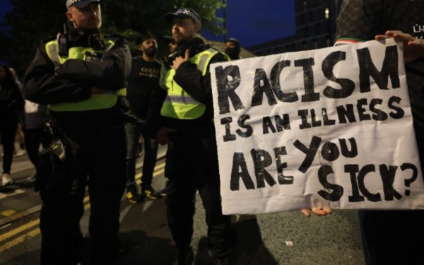 Βρετανία: Χιλιάδες κόσμου σε αντιρατσιστικές διαδηλώσεις σε όλη τη χώρα