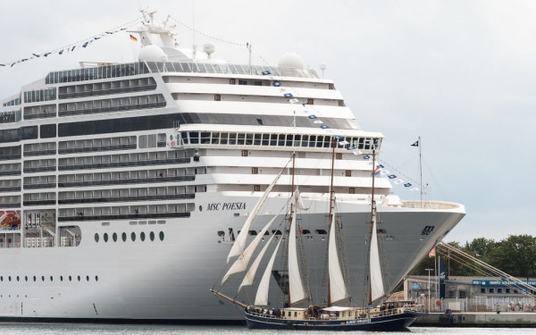 Ακτιβιστές δέθηκαν σε υδατοφράκτη, εμποδίζοντας κρουαζιερόπλοιο να φτάσει στο Άμστερνταμ