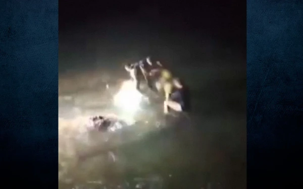 Αστυνομικοί της ΔΙΑΣ βούτηξαν στη θάλασσα και έσωσαν άνδρα που παγιδεύτηκε σε παραγάδι (δείτε βίντεο)