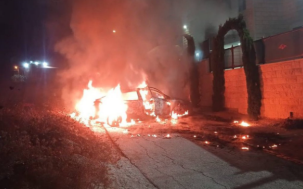 Δυτική Όχθη: Ισραηλινοί έποικοι πυρπόλησαν αυτοκίνητα και σπίτια Παλαιστινίων