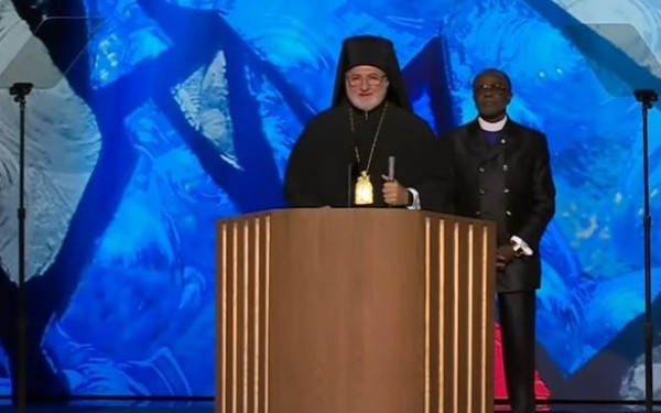 Αρχιεπίσκοπος Αμερικής Ελπιδοφόρος: Ευλογίες σε Χάρις και Ουόλτς στο συνέδριο των Δημοκρατικών