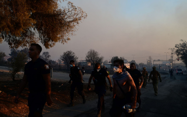 Φωτιά στην Αττική: Κάηκαν 2 πυροσβεστικά οχήματα στον Νέο Βουτζά - Συνεχίζονται οι εκκενώσεις οικισμών (φωτ.)