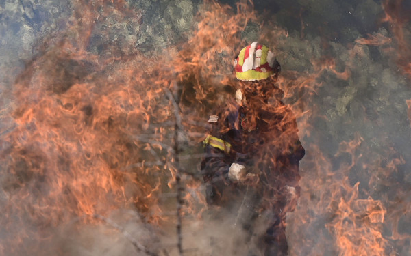 Φωτιά στην Αττική: Δραματικές εικόνες με τις μάχες των πυροσβεστών στις αναζωπυρώσεις (βίντεο)